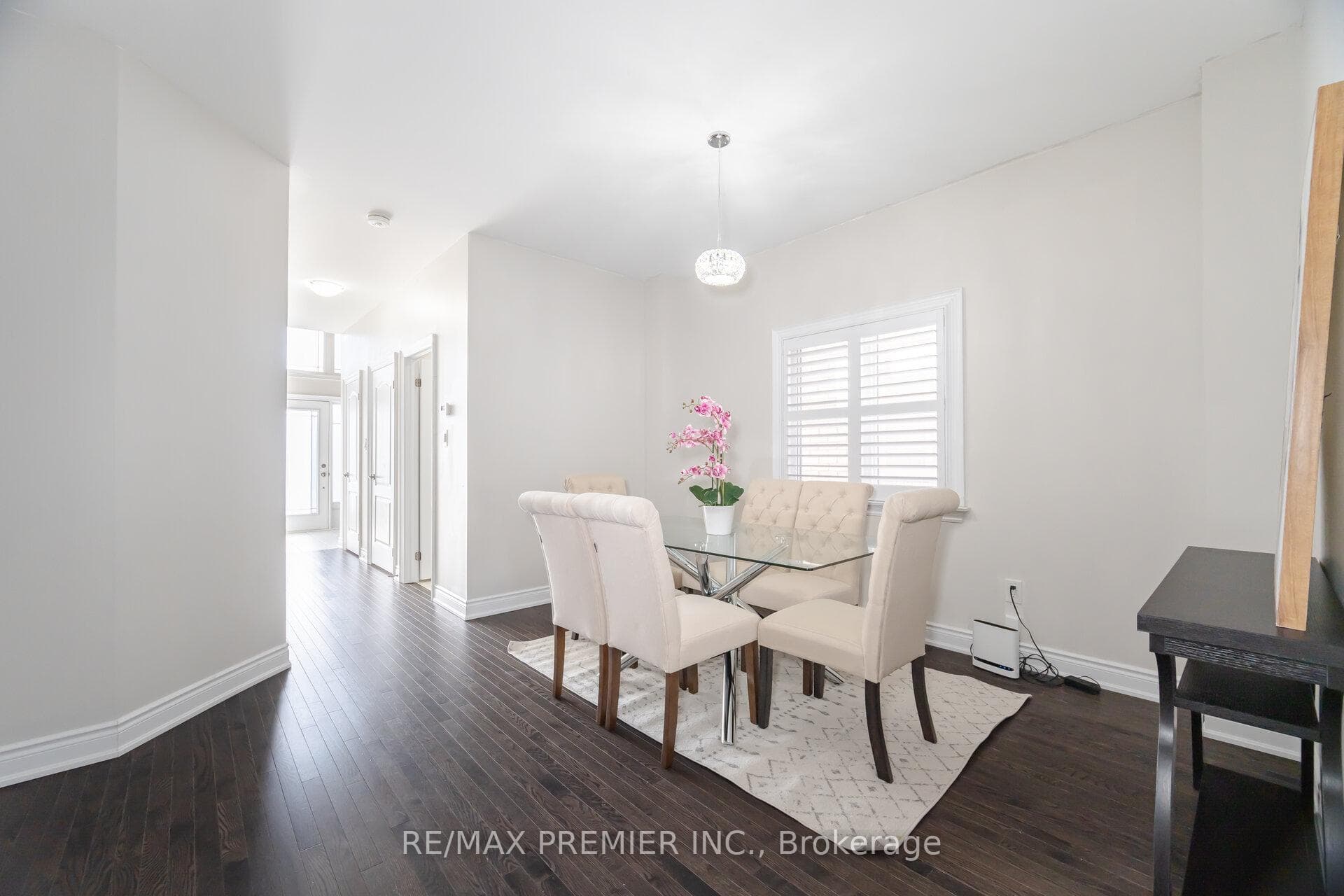 203 Sutherland Avenue photo 5
