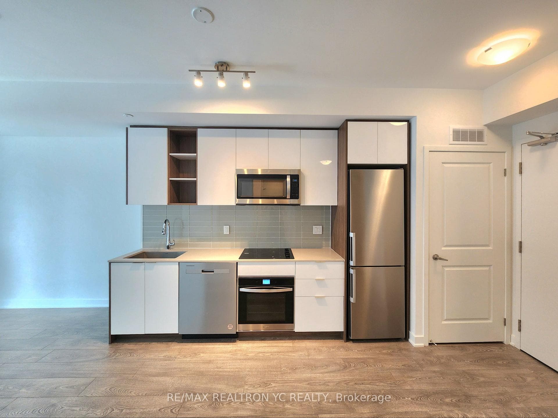 543 Richmond Street Unit 915 photo 3