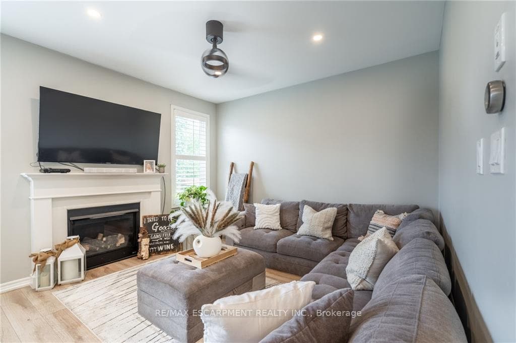 304 Fellowes Crescent photo 9
