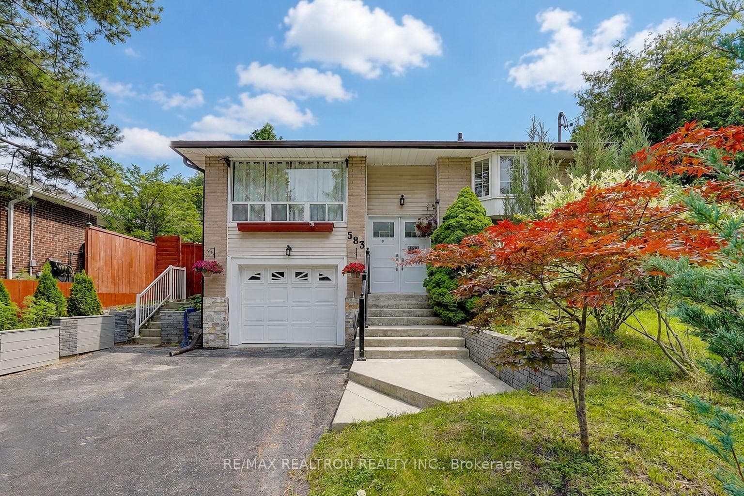 583 Pinewood Street photo 3