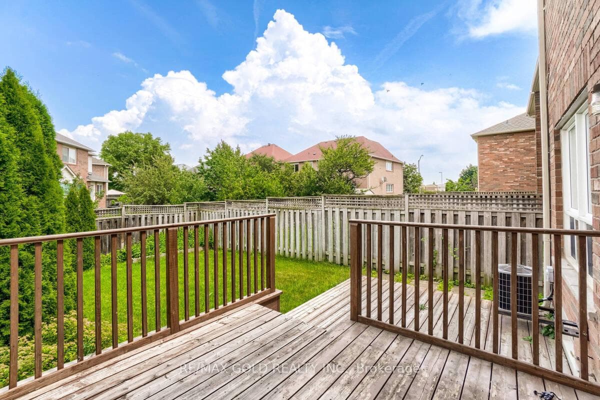 2490 Newcastle Crescent photo 33