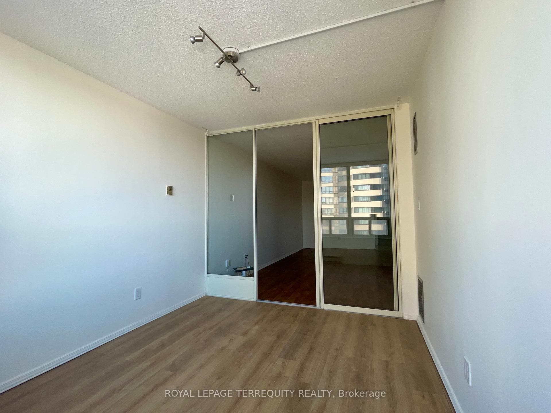 30 Greenfield Avenue Unit 1105 photo 11