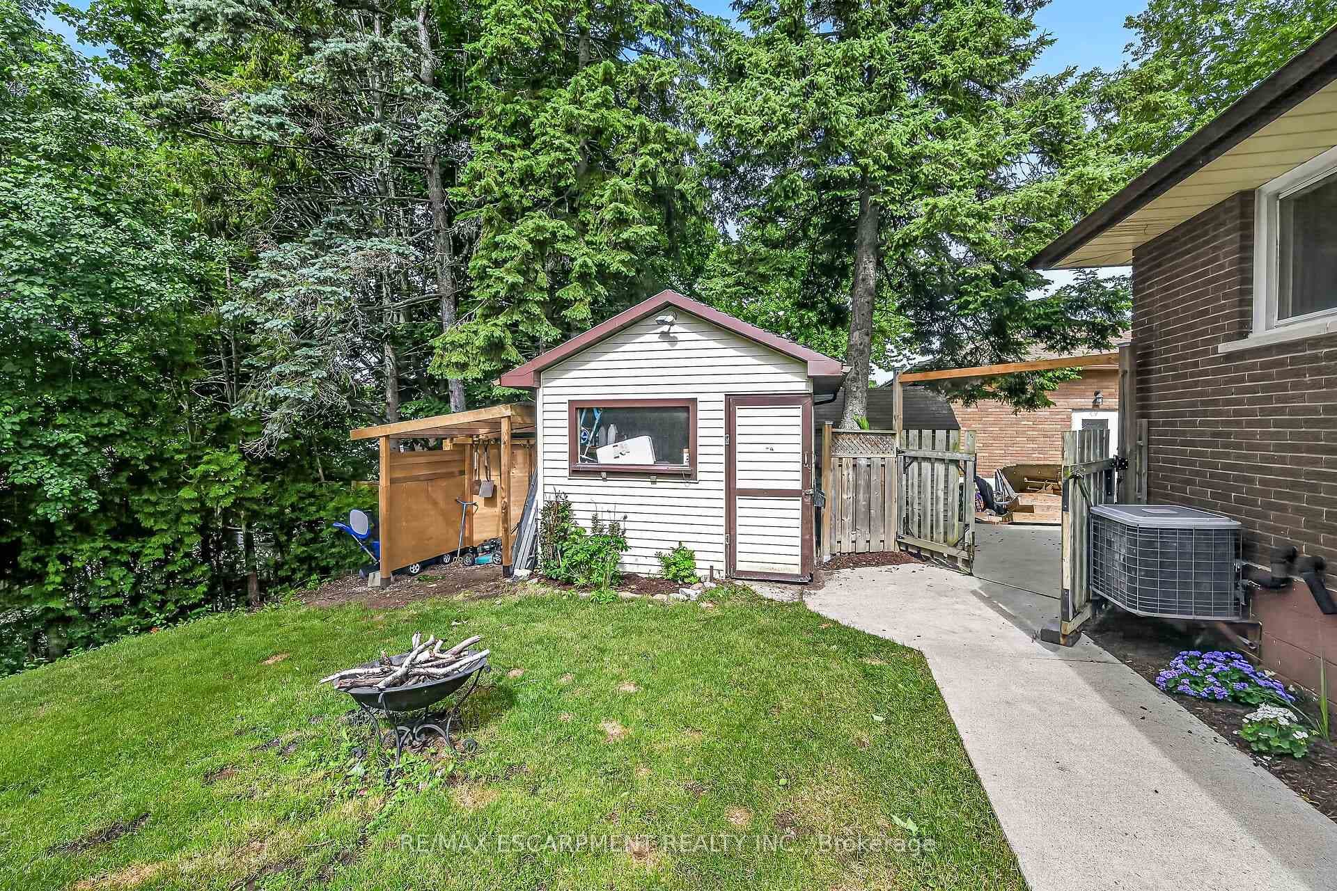 251 Mackenzie Crescent photo 40