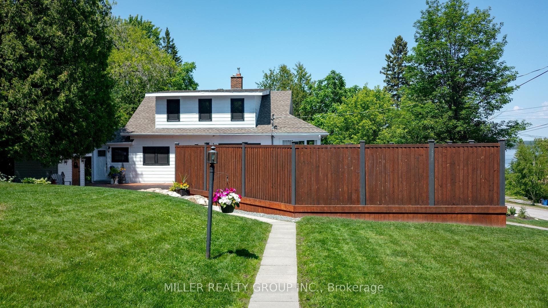 688 Rorke Avenue photo 2