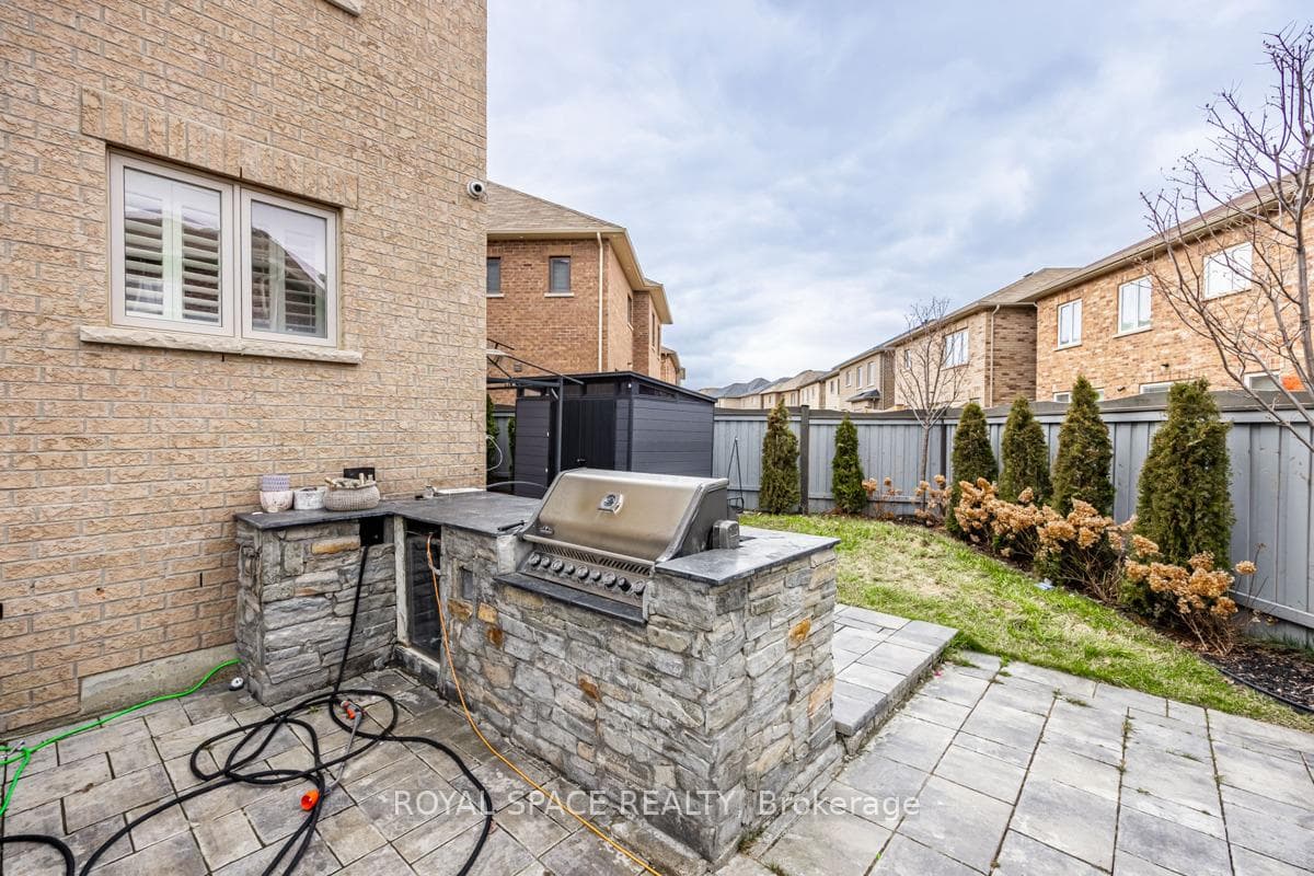 21 Belgium Crescent photo 37