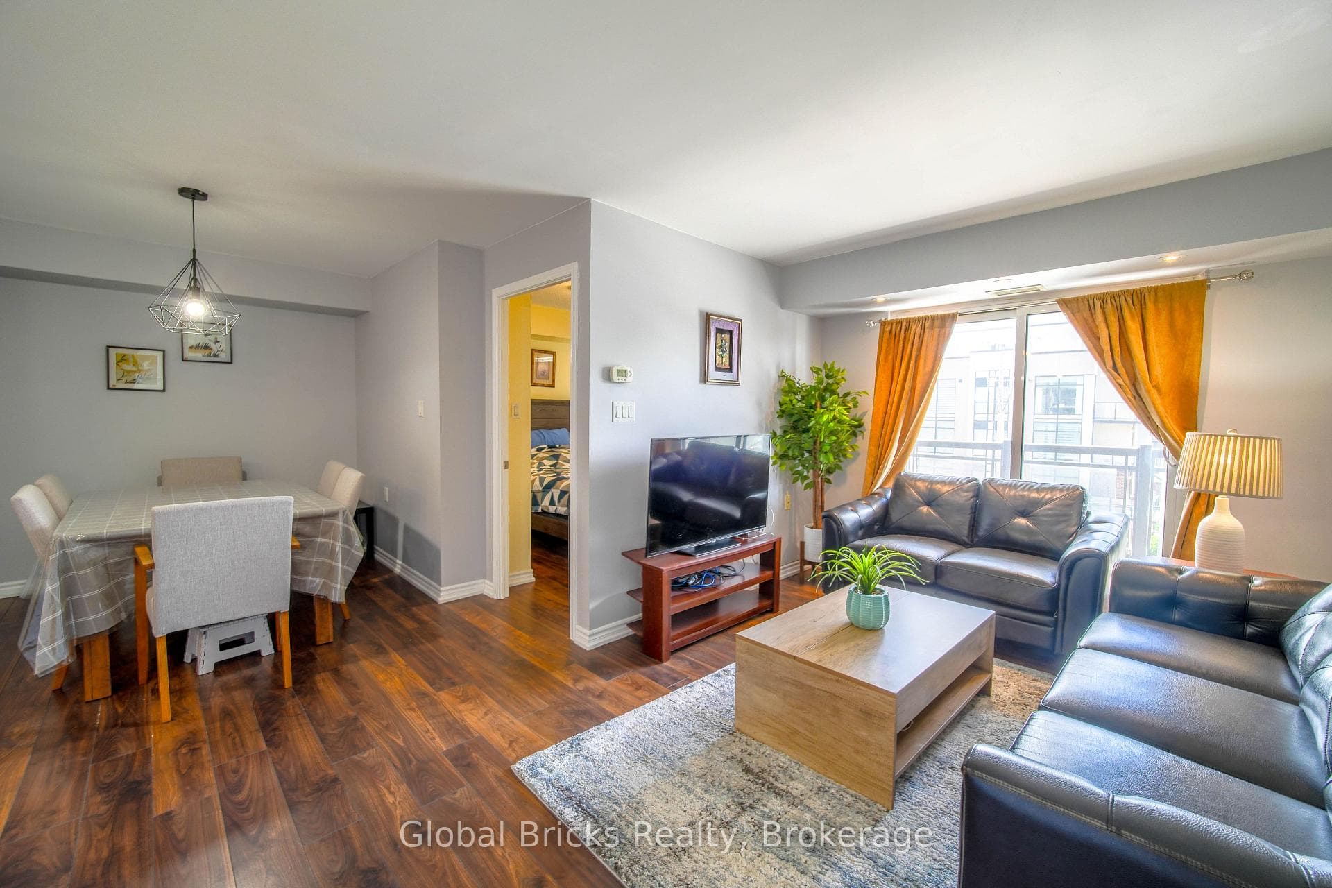 872 Sheppard Avenue photo 3