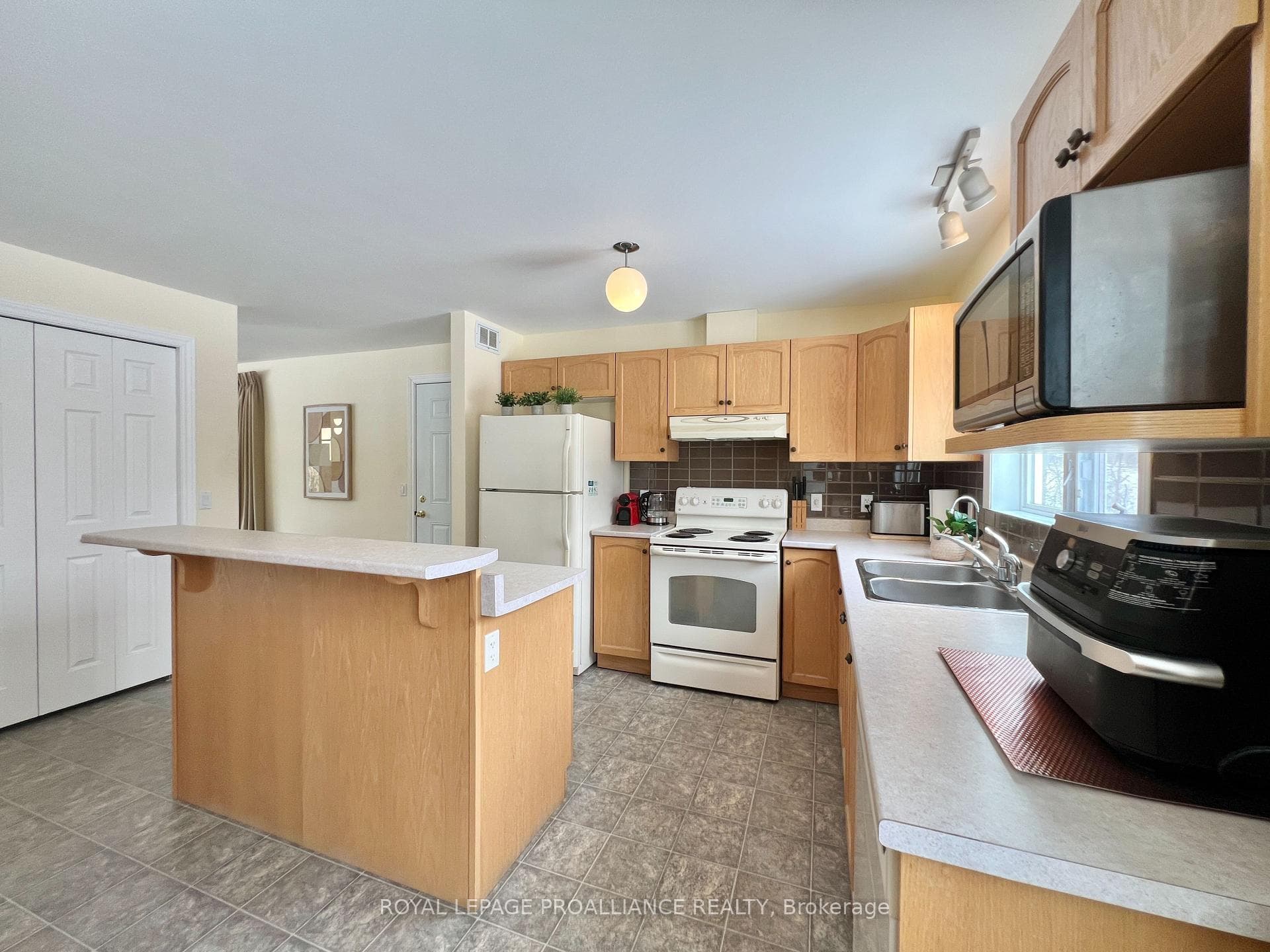 1297 Barry Road photo 6
