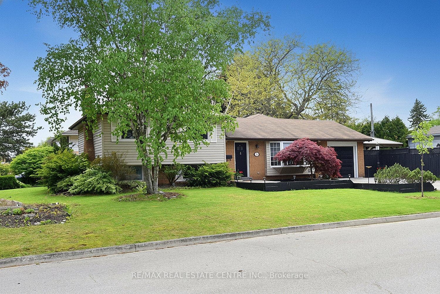 5187 Cedarbrook Crescent photo 2