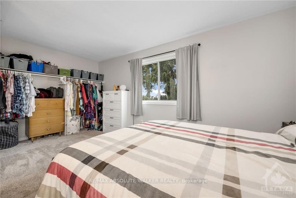 956 COOKSHIRE Crescent photo 13