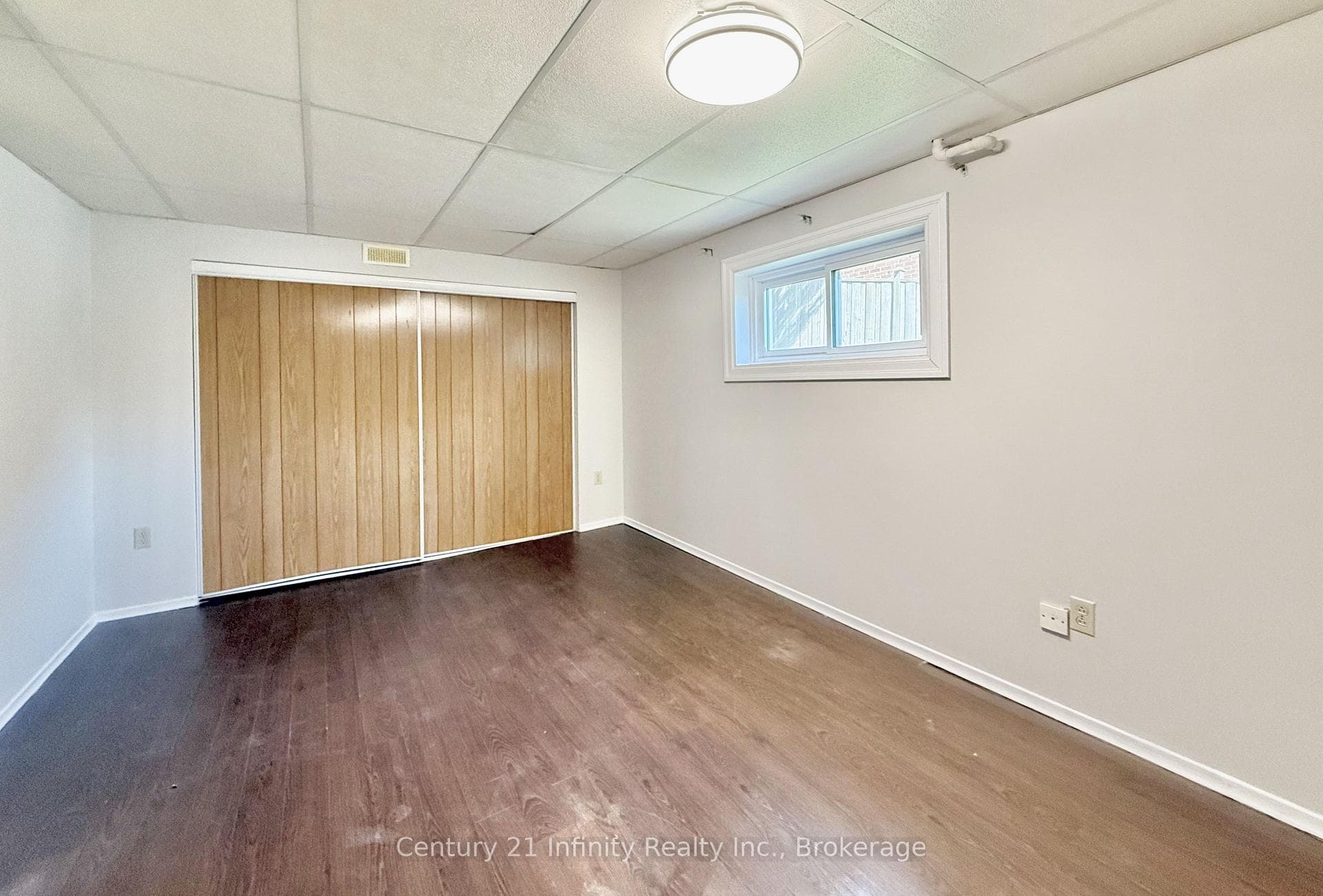 384 Leslie Street photo 12