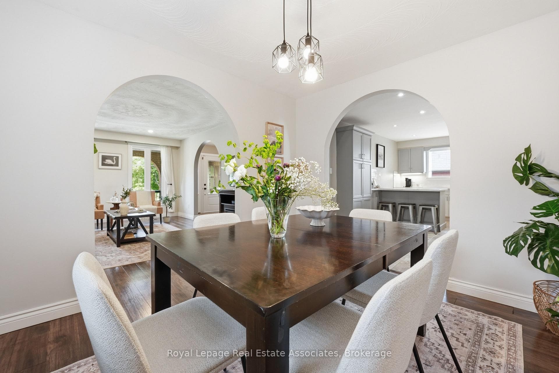 477 Queen Victoria Drive photo 12