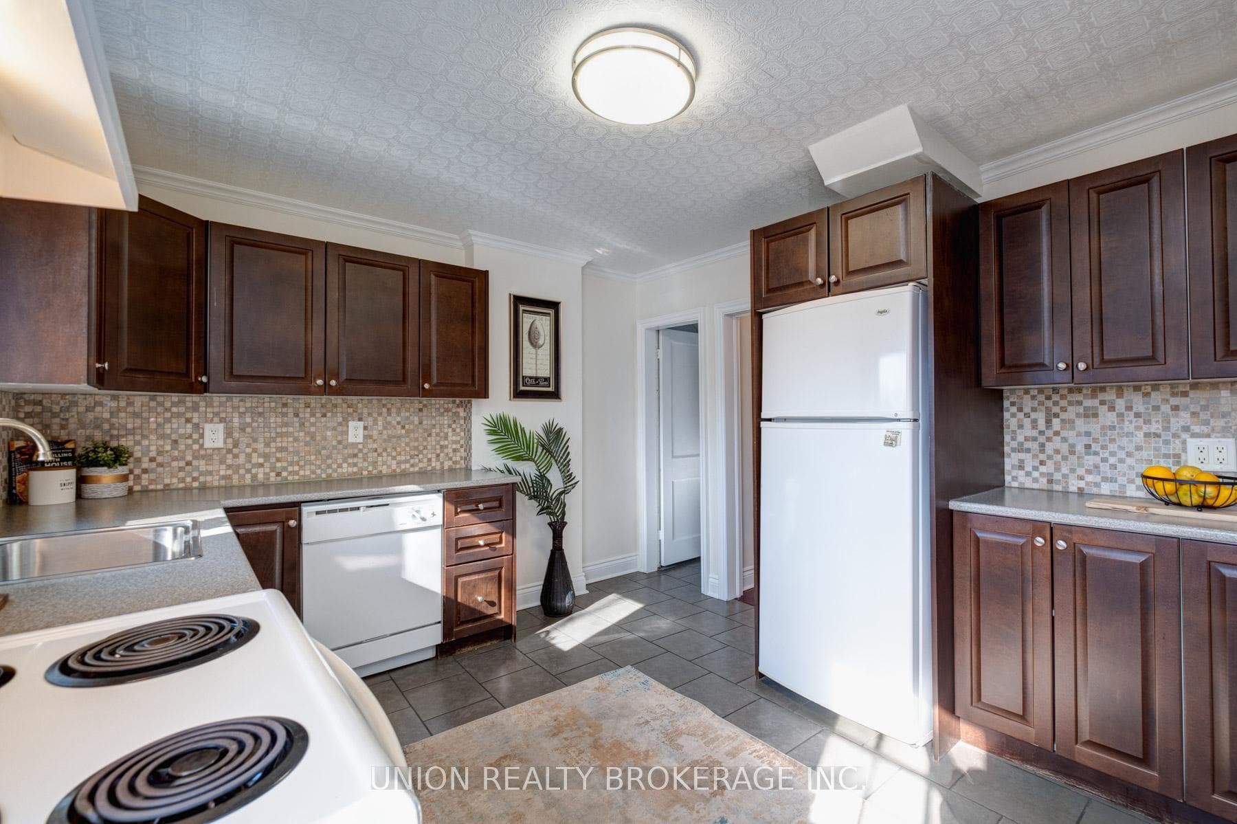 530 Victoria Park Avenue photo 13