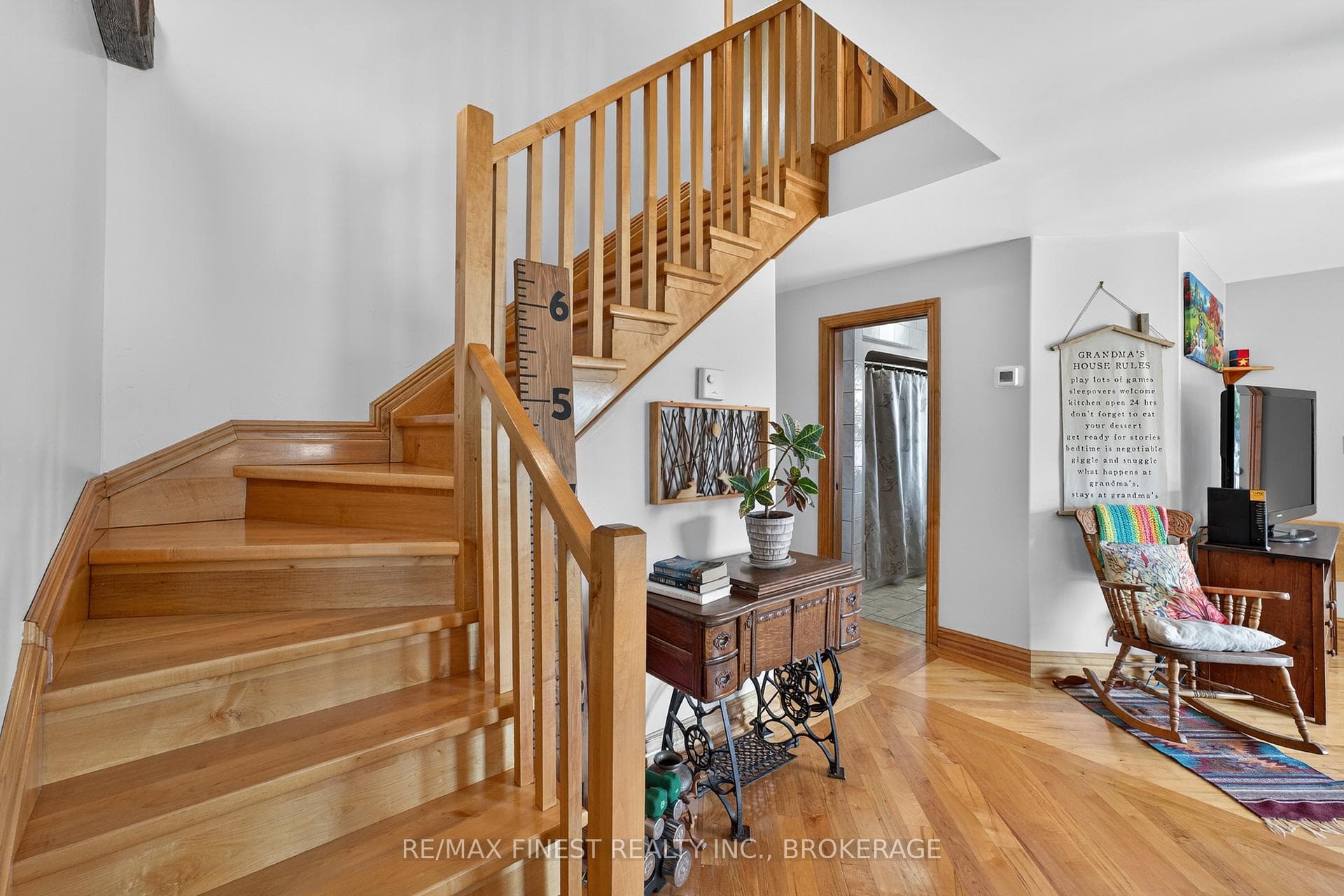 1076 Chester Lane photo 20