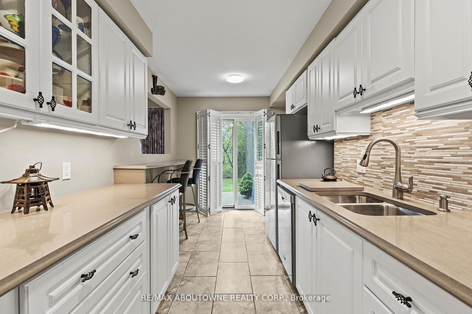 2230 Walkers Line Unit 9 photo 15