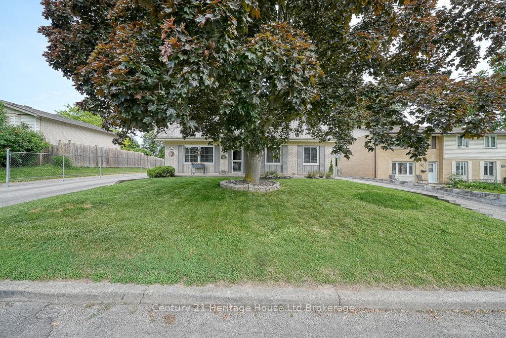 1003 B Nesbitt Crescent photo 2