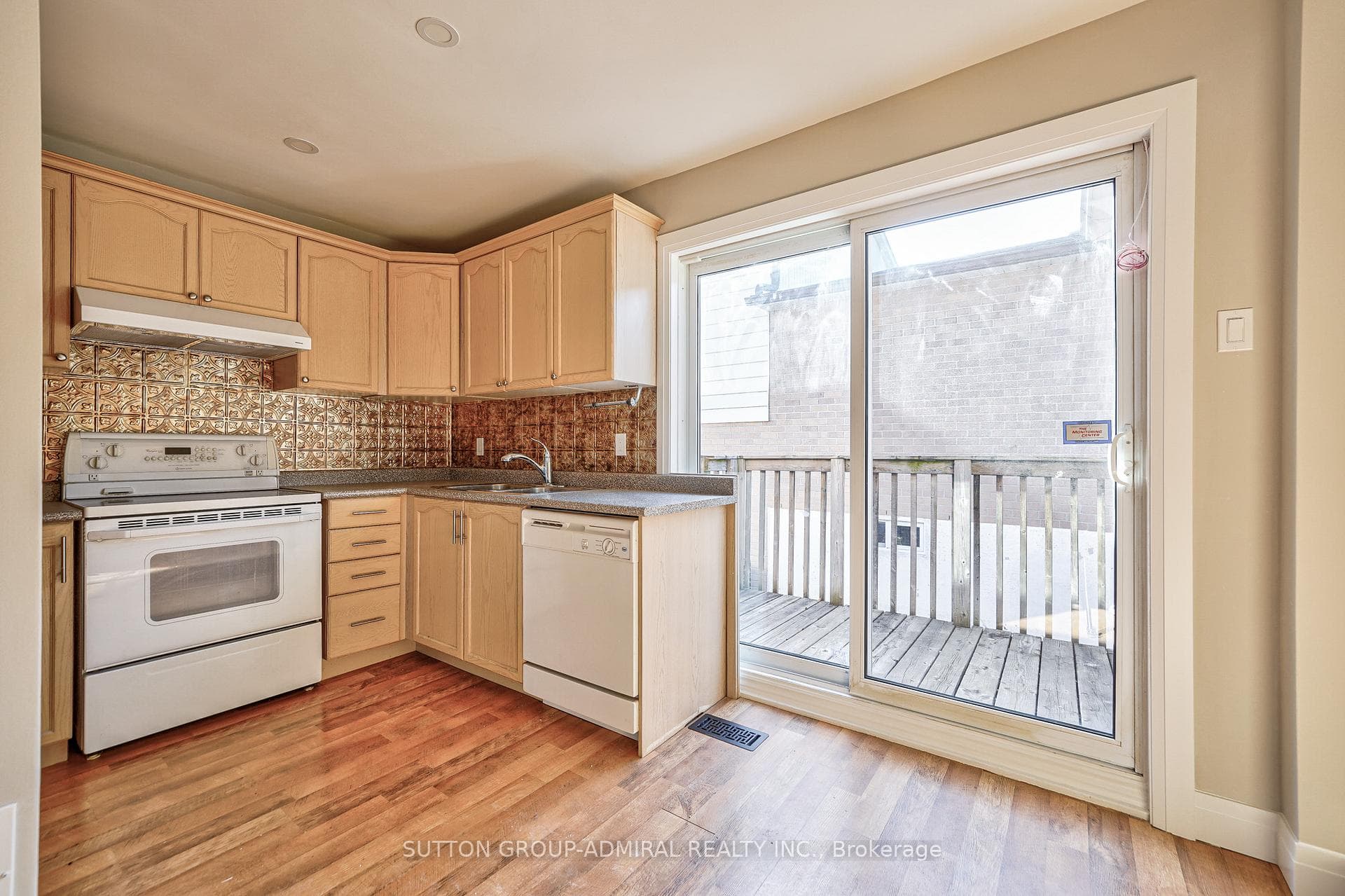 525 Cody Crescent photo 8