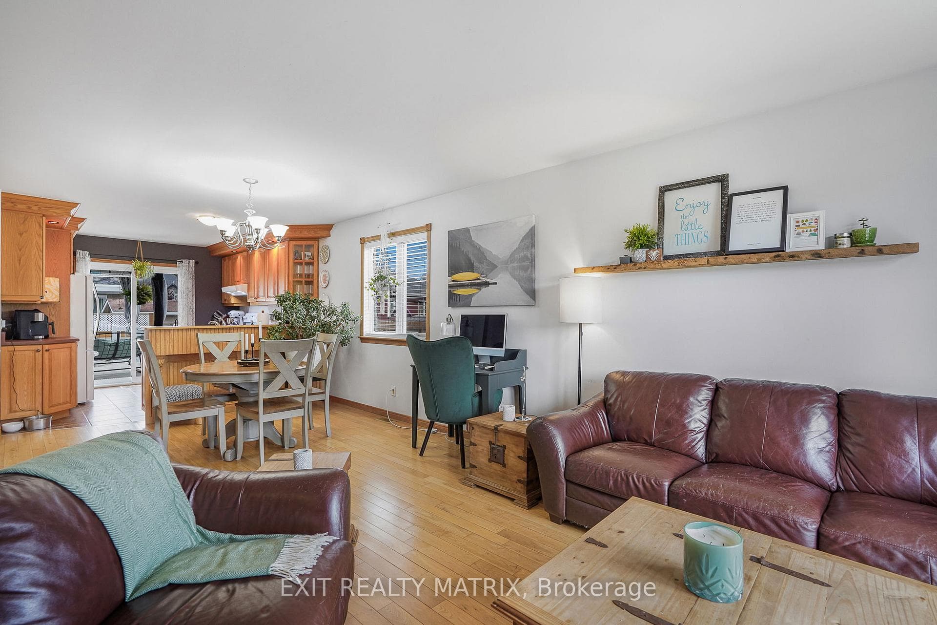 90 Richard Street photo 7