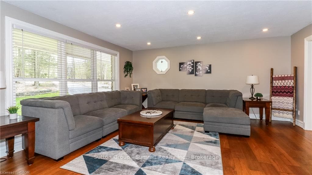 79 KINGFISHER Crescent photo 9