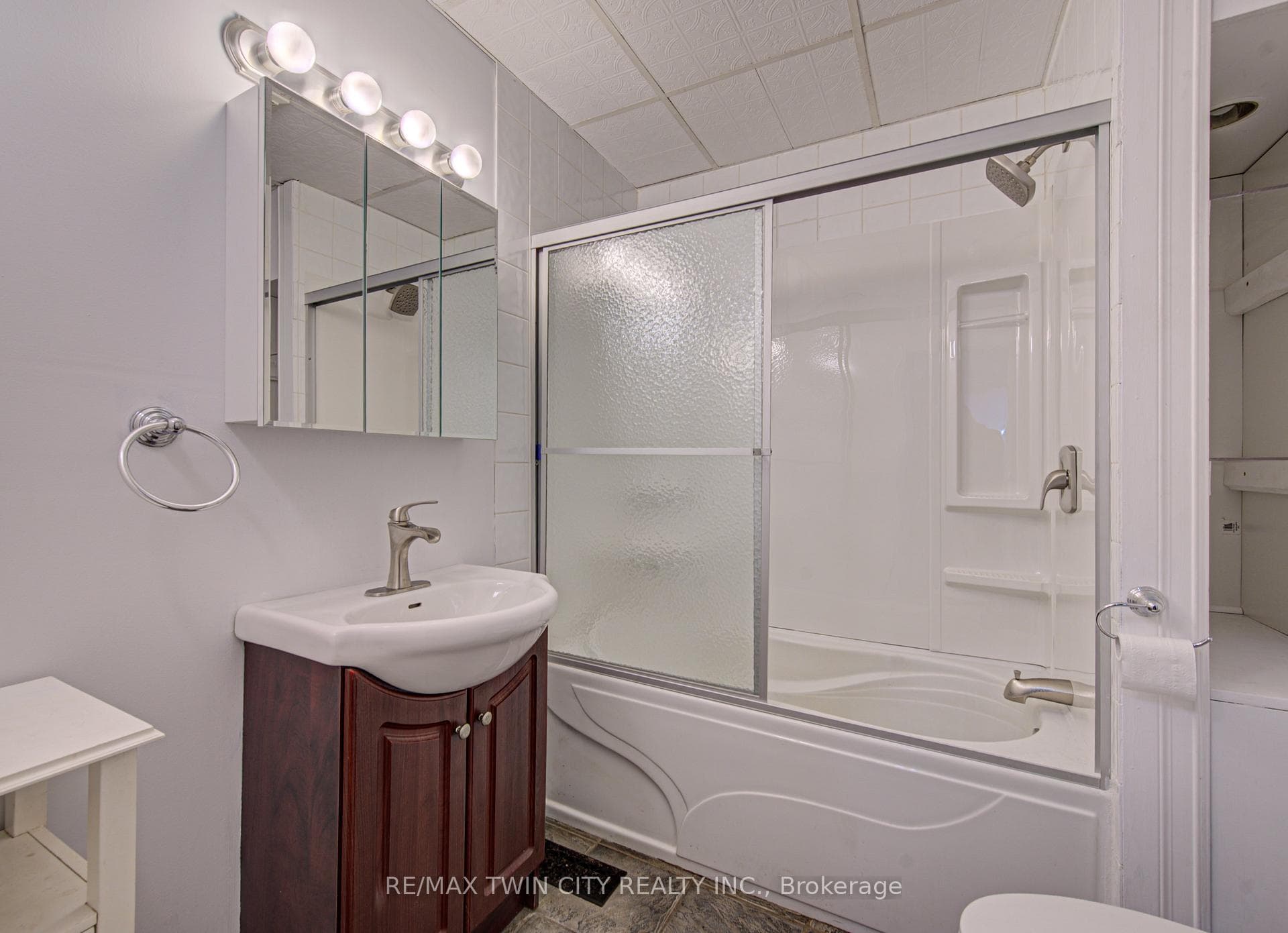 186 Wellington Street photo 30