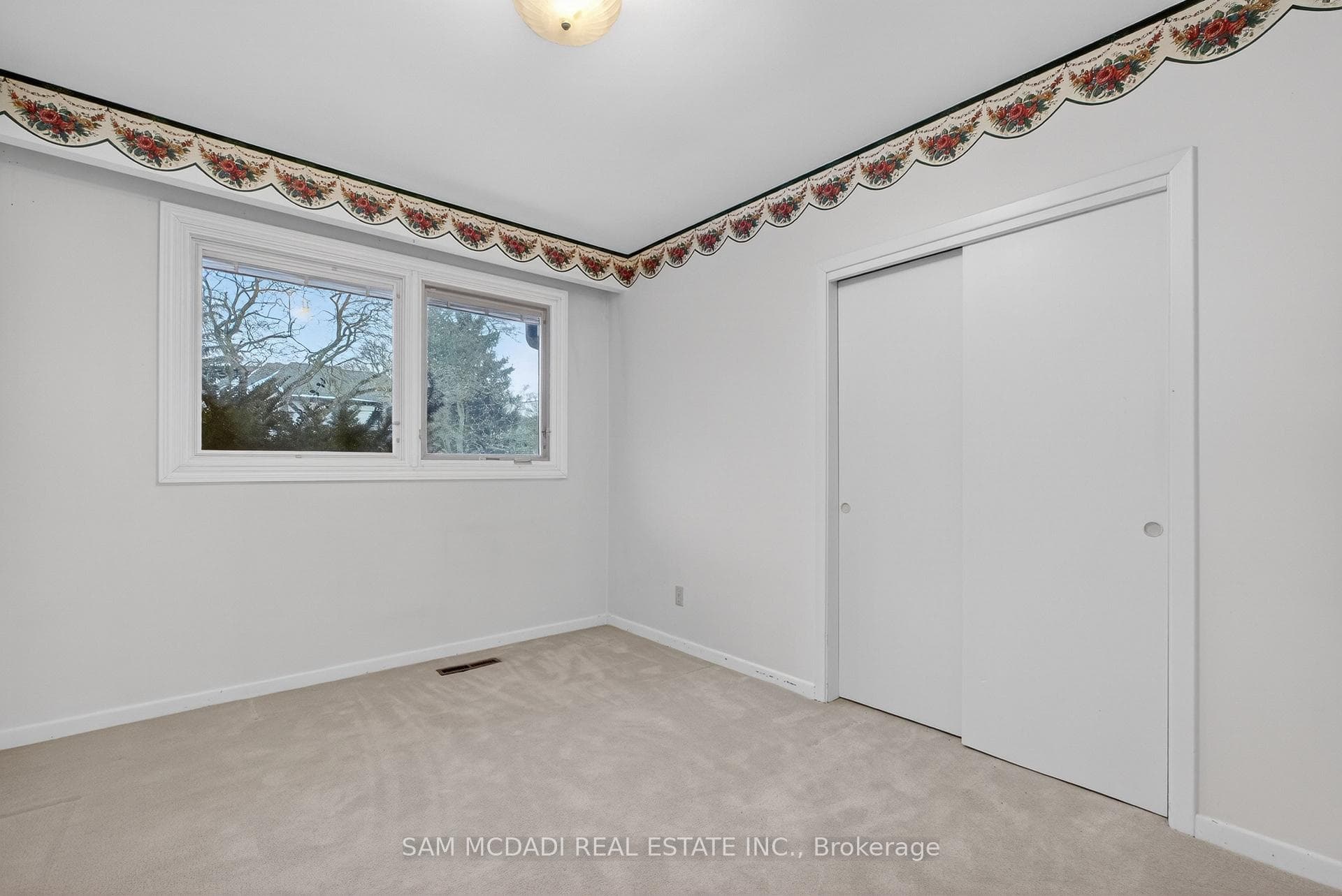 521 Vanessa Crescent photo 20