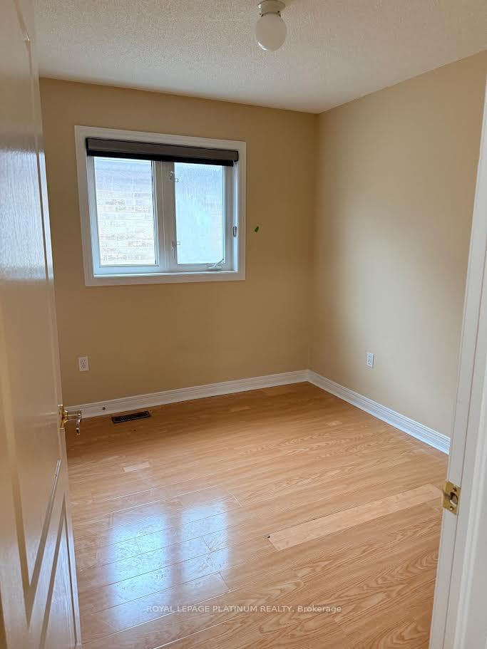 364 Krotone Crescent photo 4