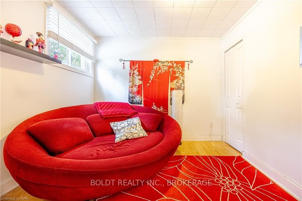 12 BYRON Place photo 8