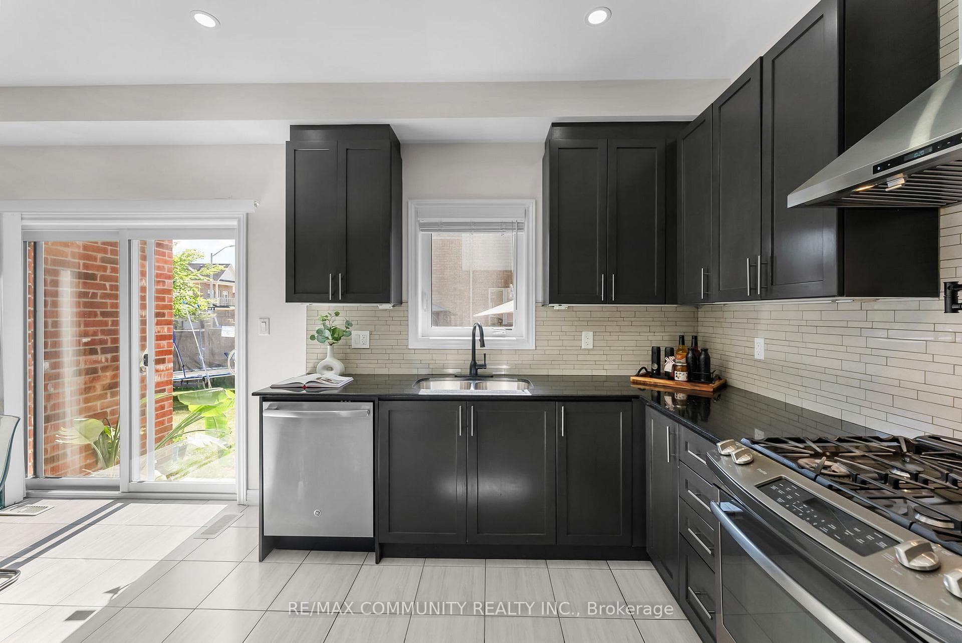 279 Kenneth Cole Drive photo 20