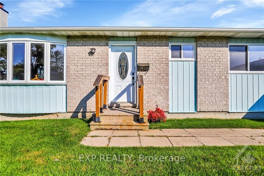 287 HOYLAKE Crescent photo 2