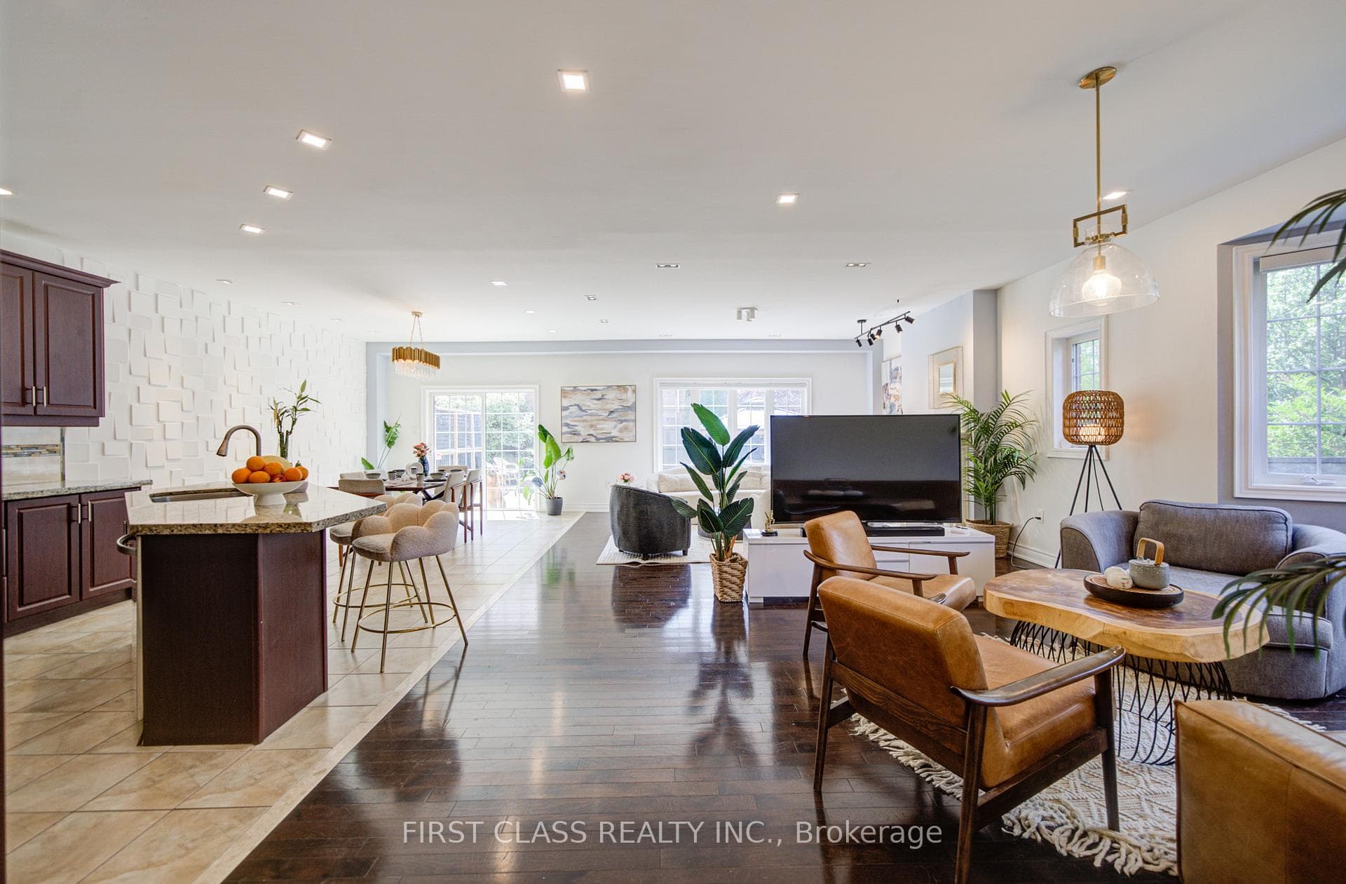718 Peter Hall Drive photo 7