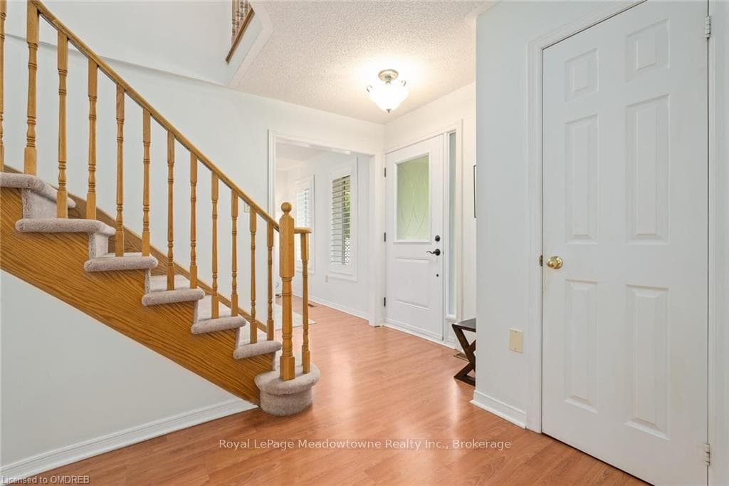 42 MCCULLOUGH Crescent photo 5