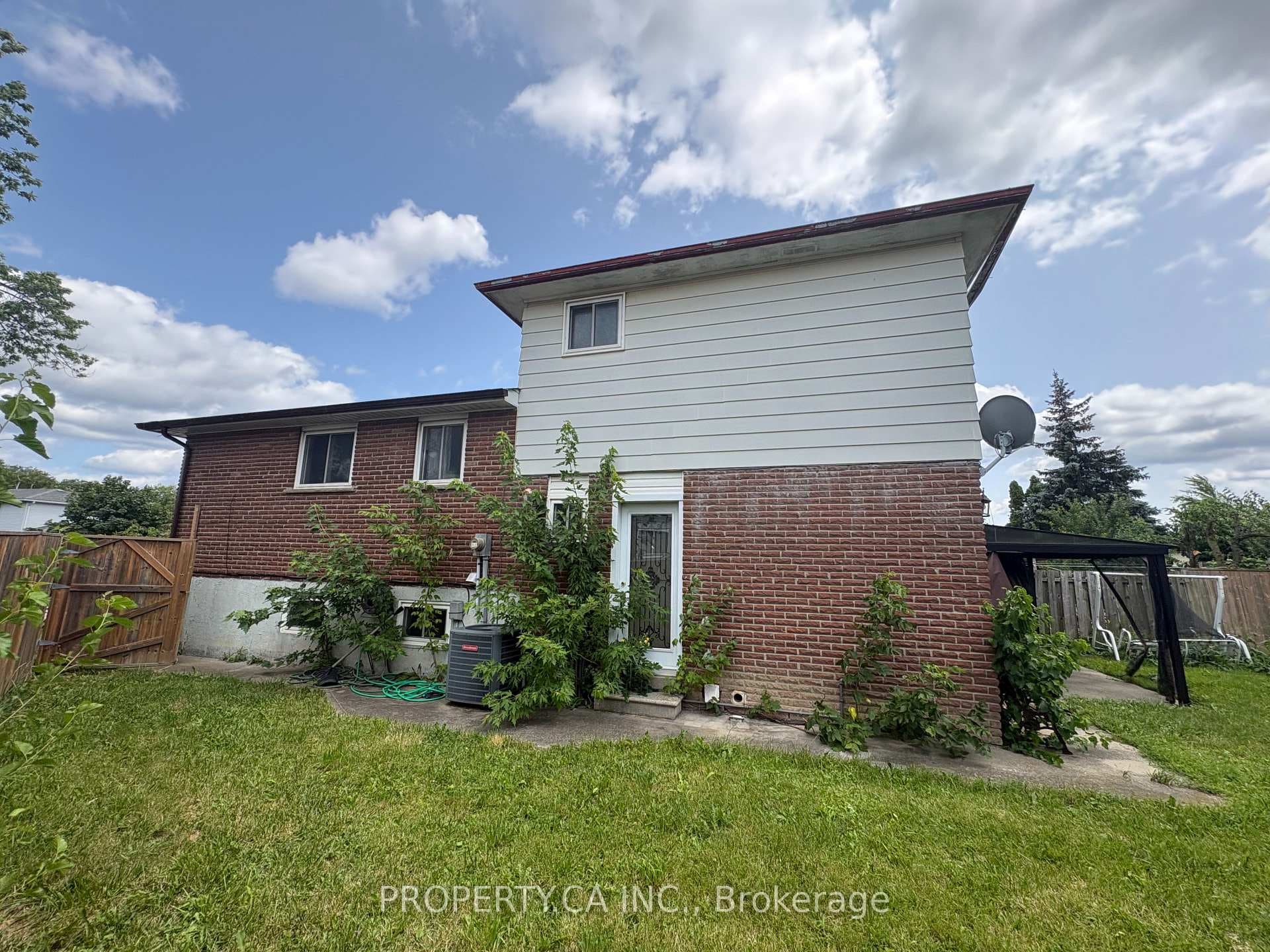 682 Eaglemount Crescent photo 2