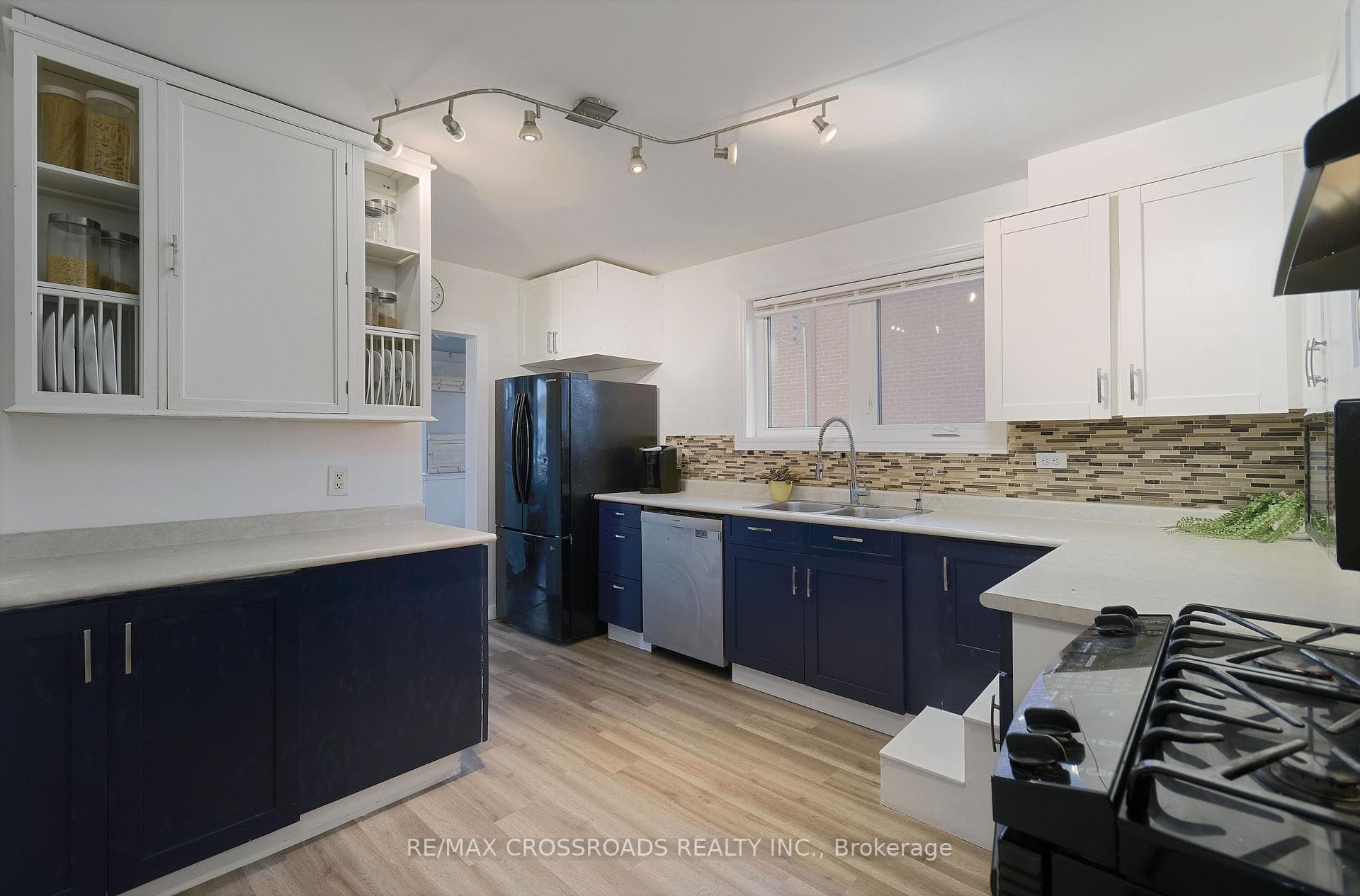 3677 St Clair Avenue photo 7