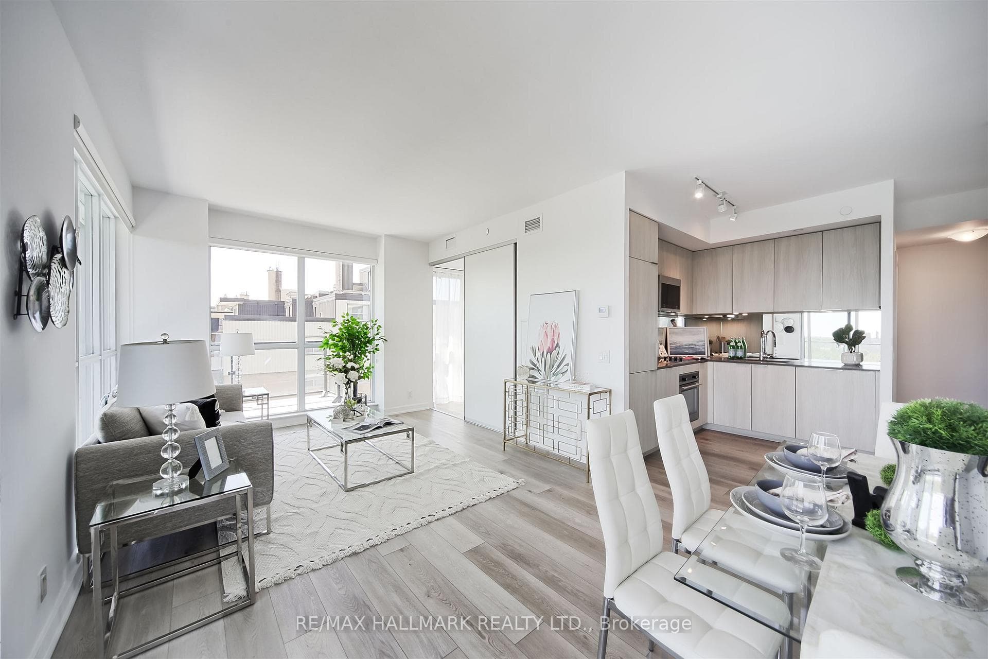609 Avenue Road Unit 904 photo 10