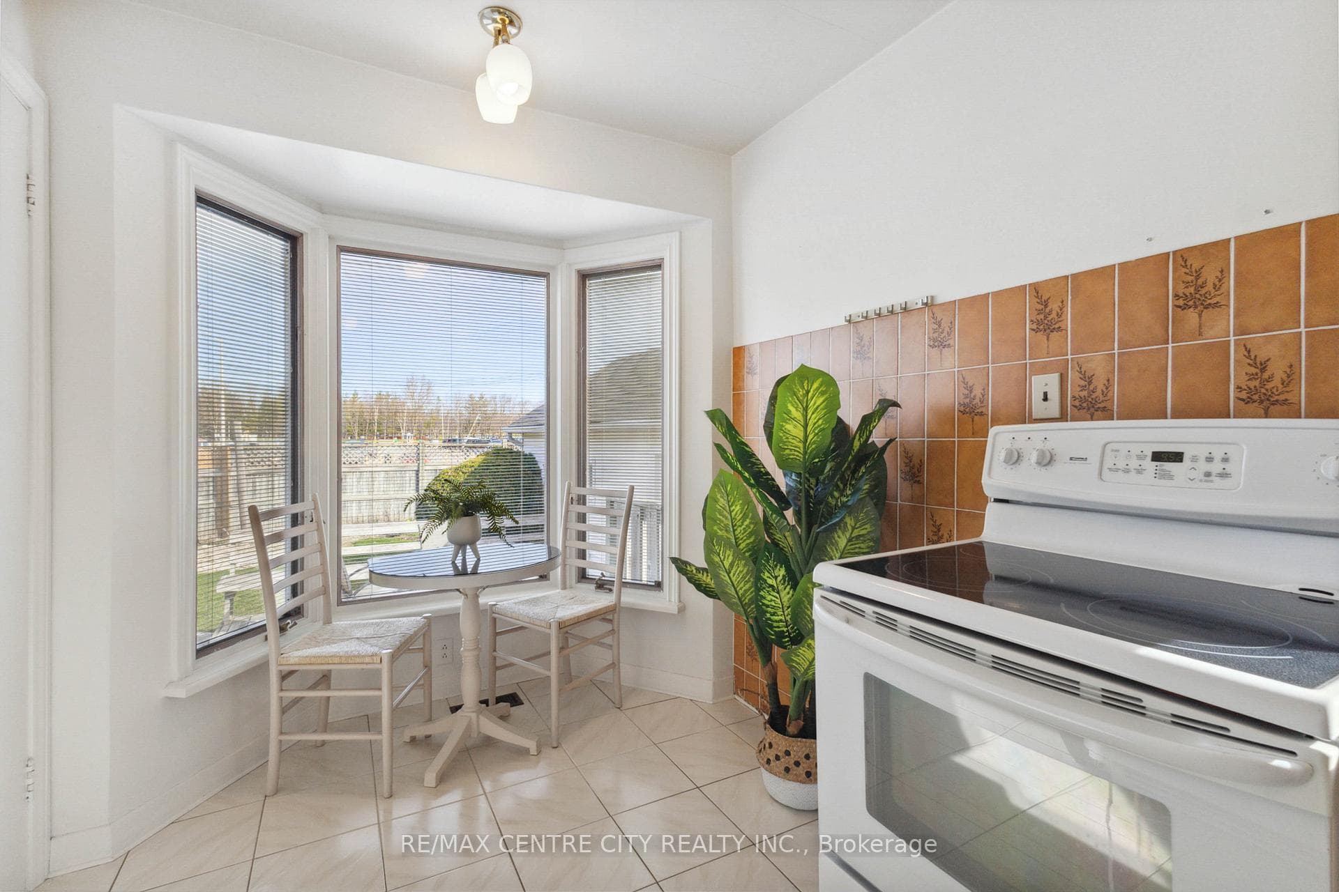 116 Roehampton Avenue photo 8