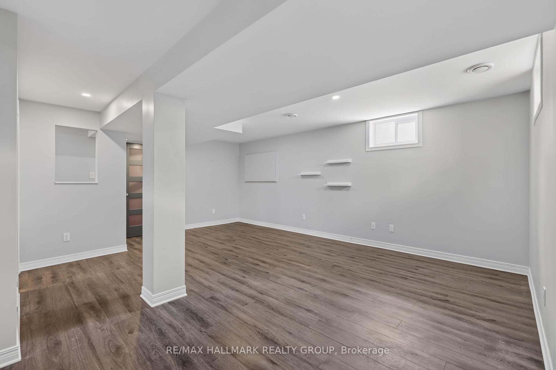 738 Stiles Crescent photo 37