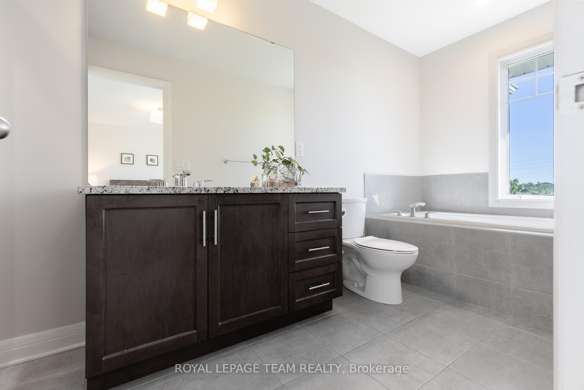 86 Escarpment Crescent photo 35
