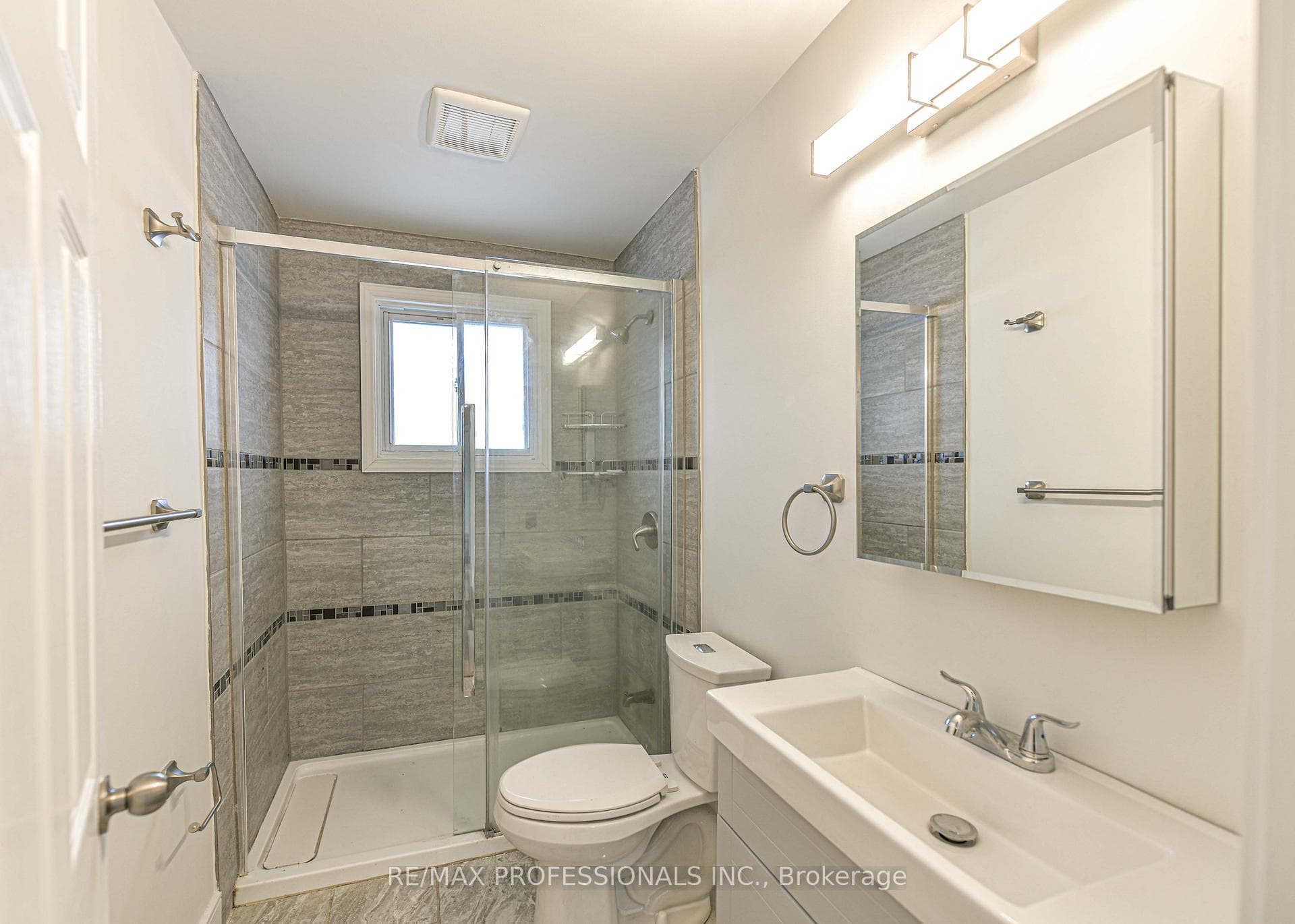 255 Lawrence Avenue photo 15
