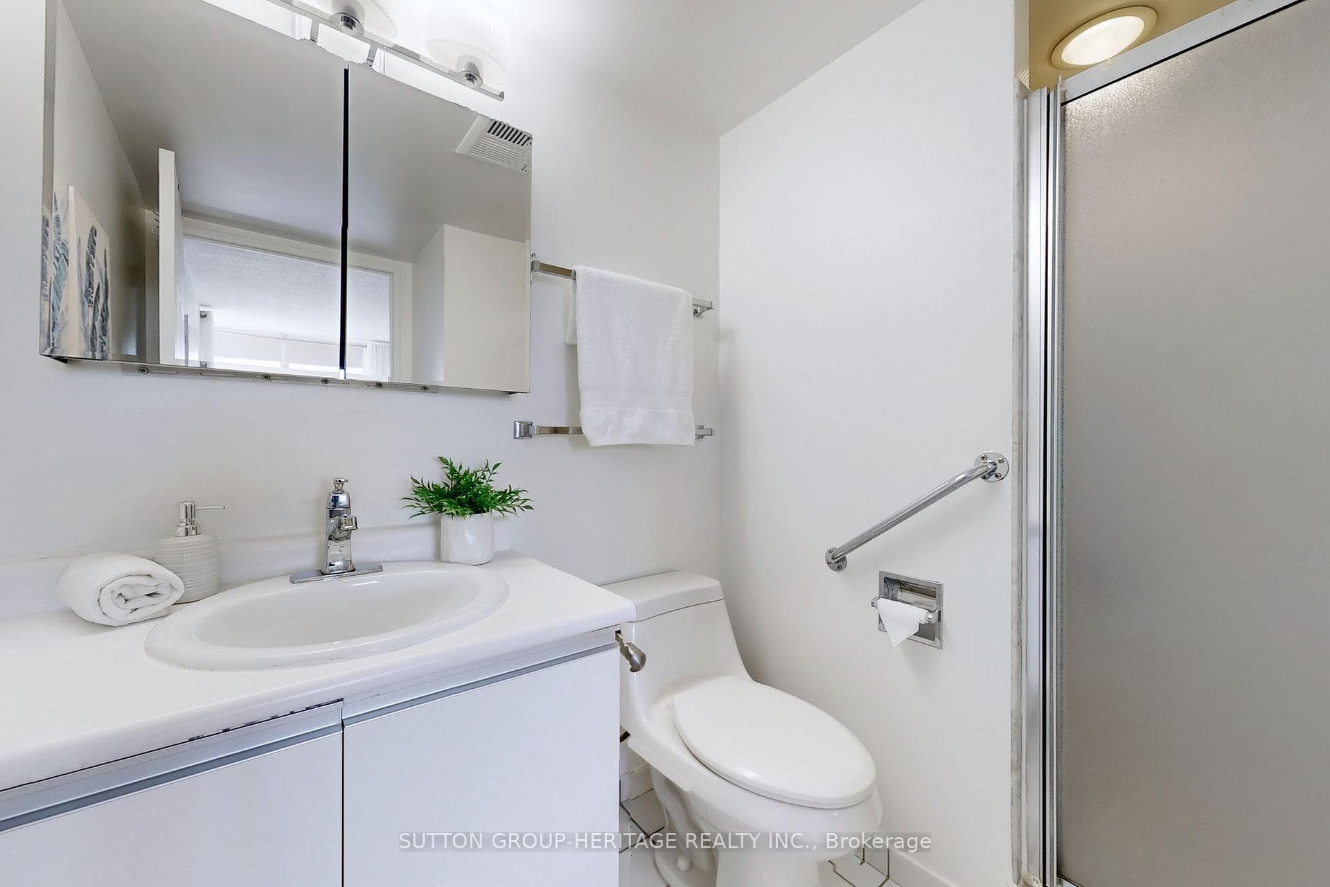 711 Rossland Road Unit 904 photo 20