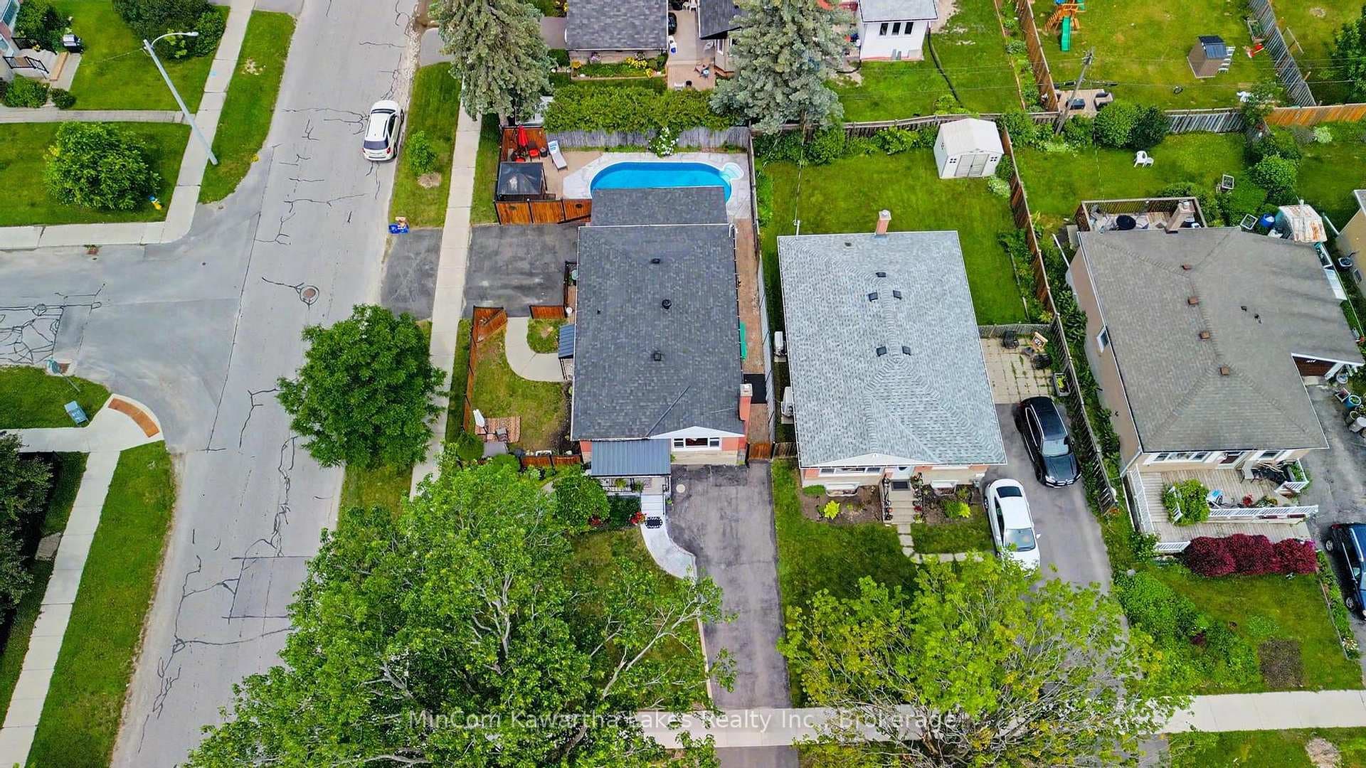 920 Elmdale Crescent photo 35