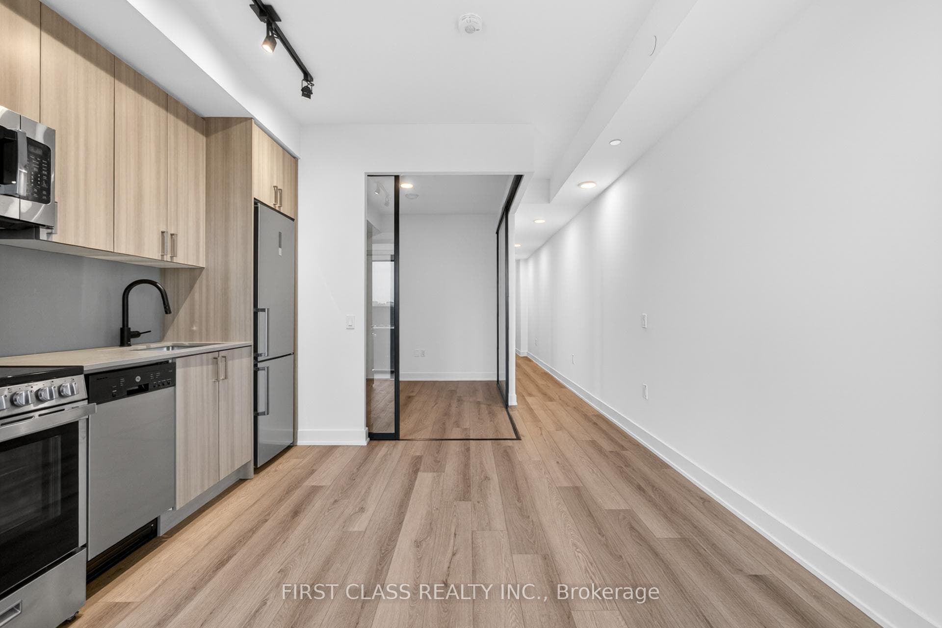 758 Dovercourt Road Unit 612 photo 9