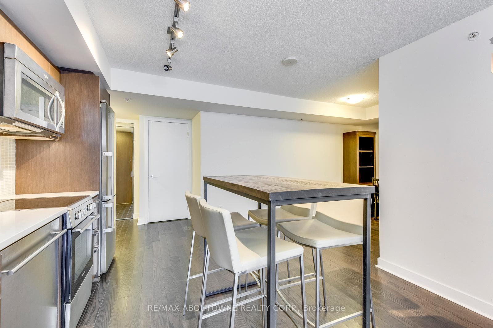 295 Adelaide Street Unit 406 photo 17