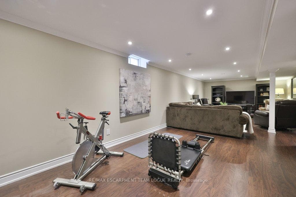 1323 BLANSHARD Drive photo 33