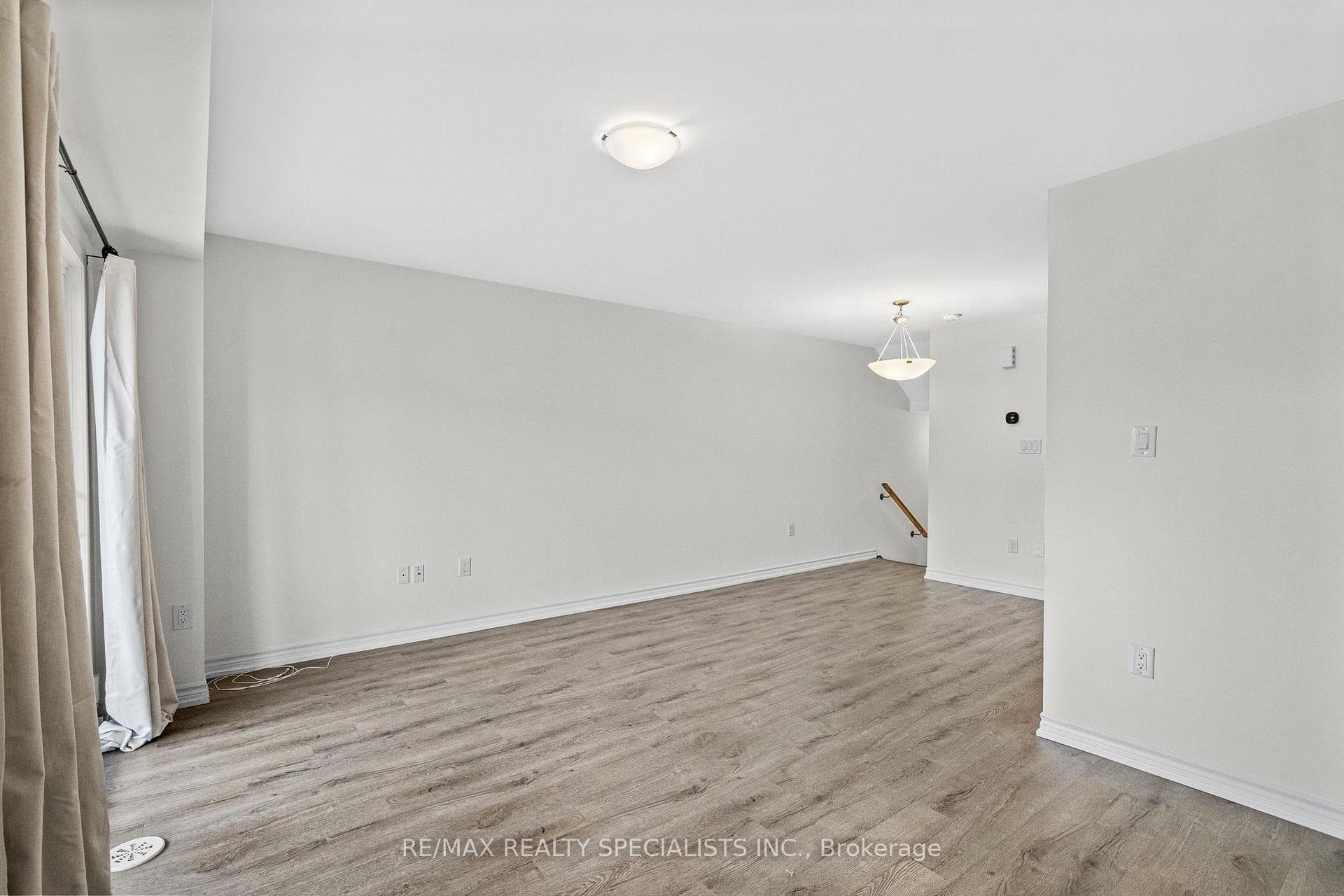 879 Sumac Crescent photo 16