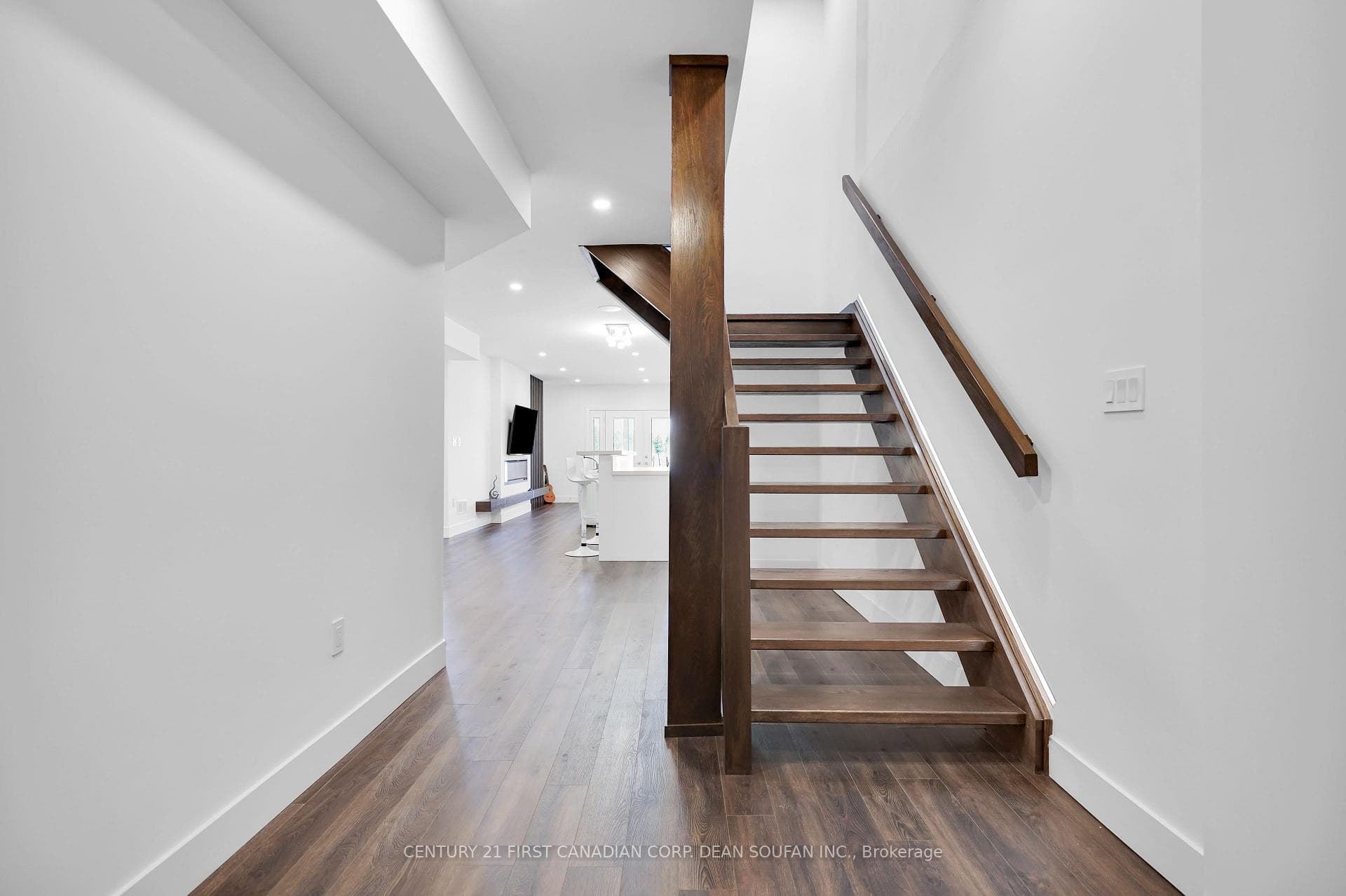 323 Edgevalley Road photo 29