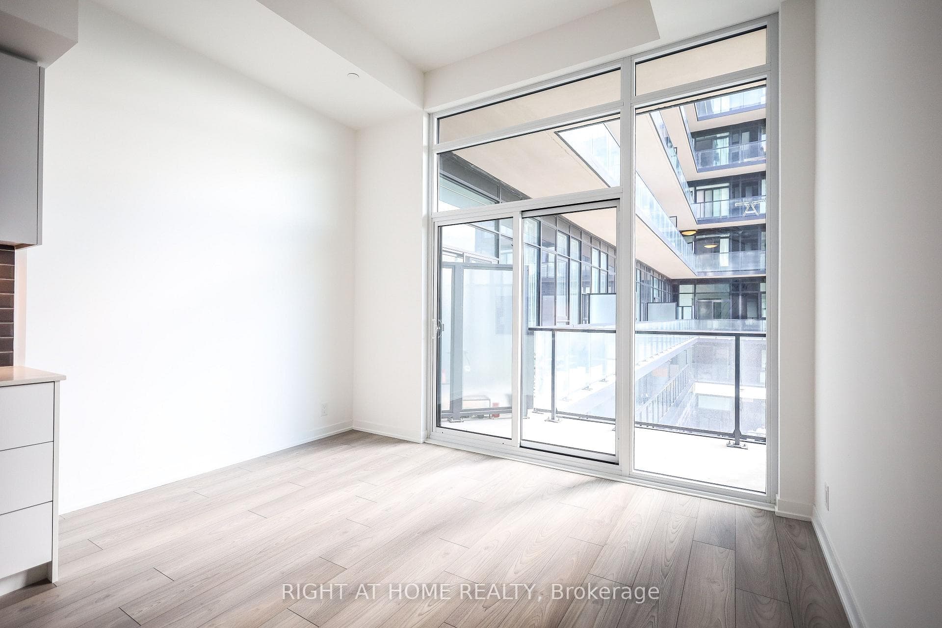 285 Dufferin Street Unit 704 photo 13