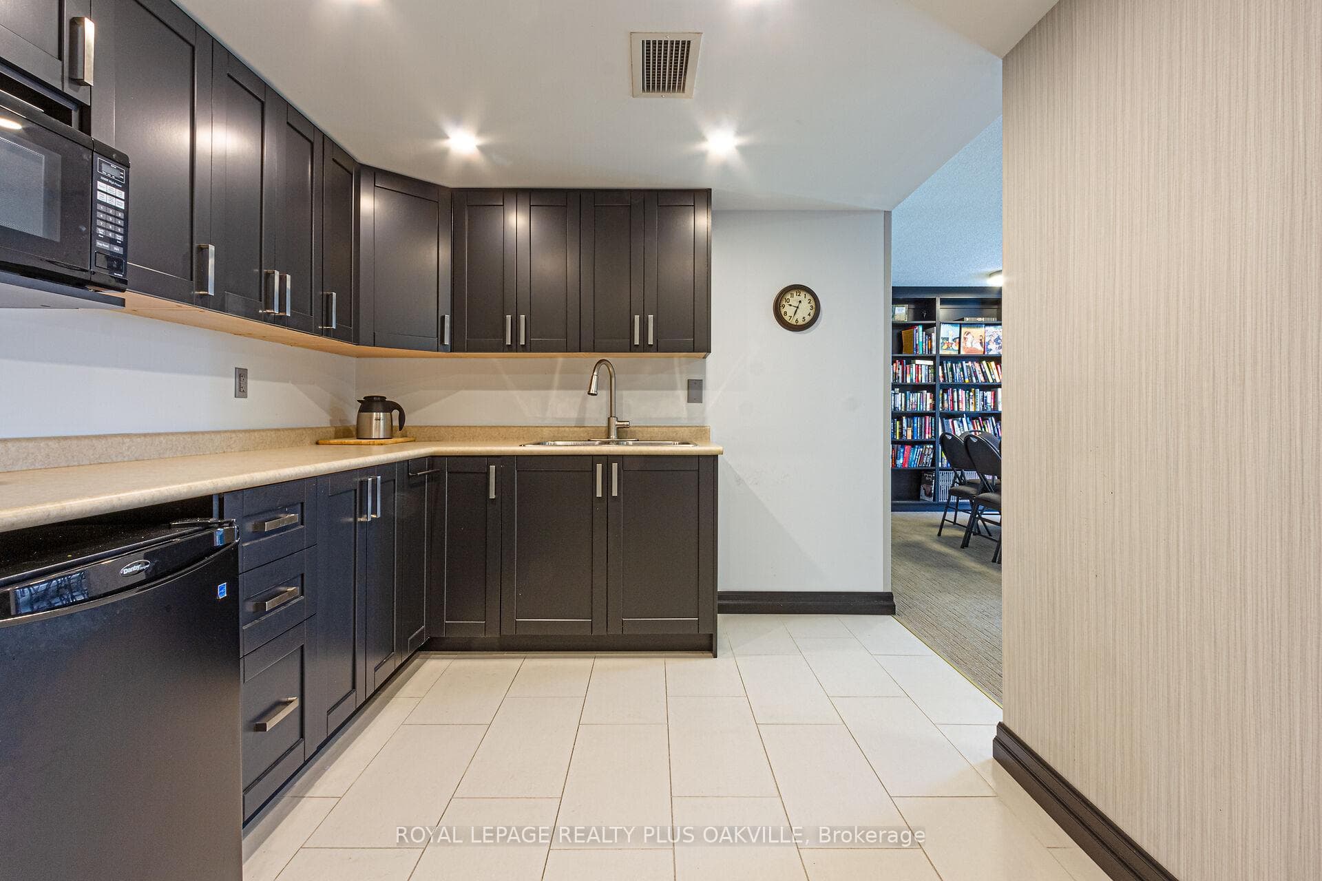 1071 Queens Avenue Unit 405 photo 20