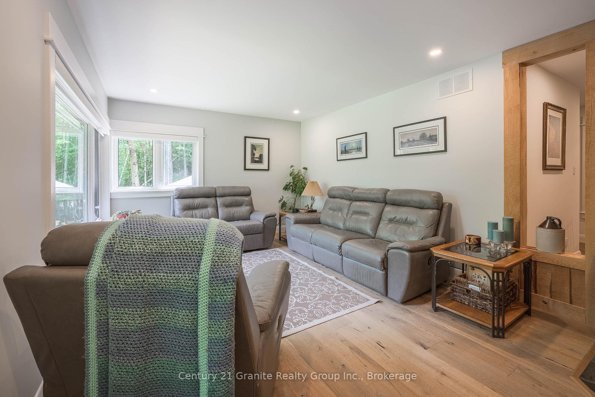 1283 Wonderland Road photo 7