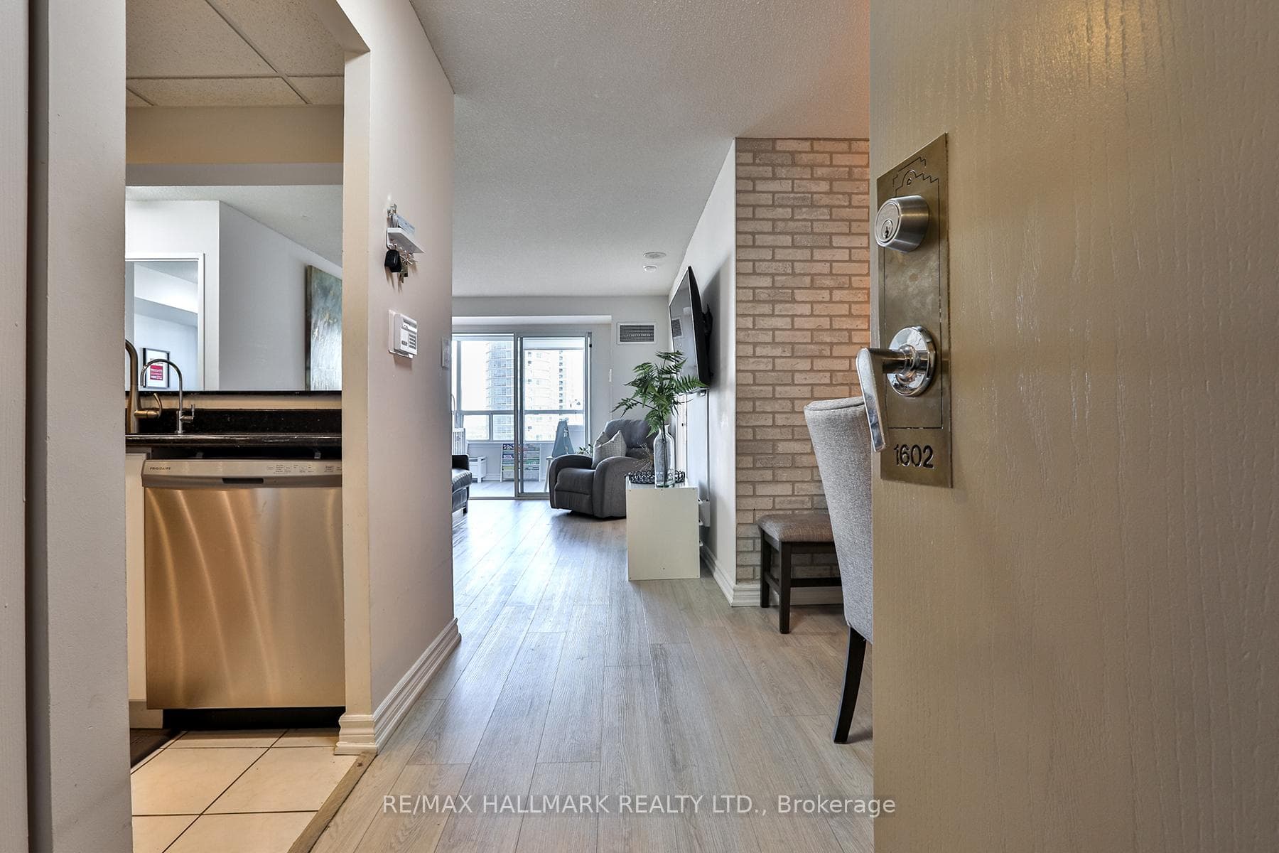 88 Corporate Drive Unit 1602 photo 3