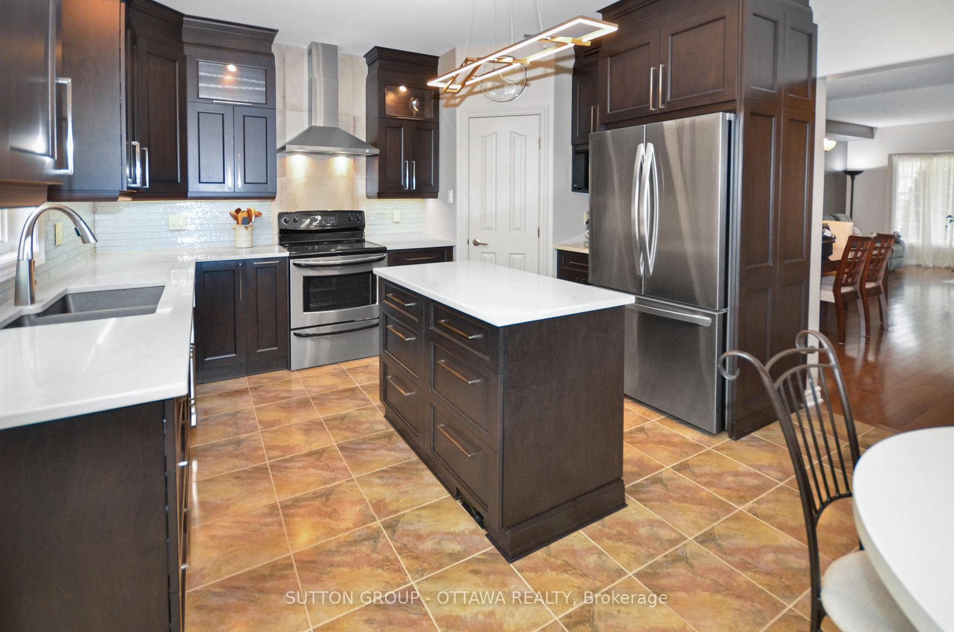 1812 Heatherstone Crescent photo 4