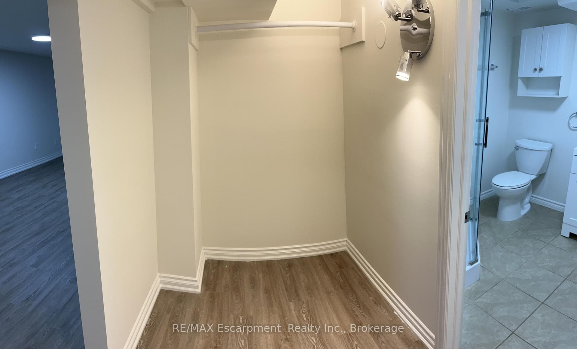 2093 Maplewood Drive Unit LOWER photo 35